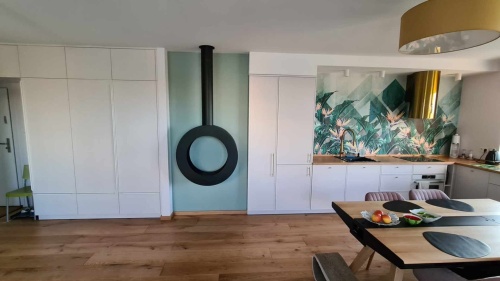 biokominek podwieszany w kształcie koła. Doskonały design powalający na kolana nawet bez zaistnienia w nim ognia. Do zastosowania w każdym pomieszczeniu z możliwością zmiany wymiarów na większe